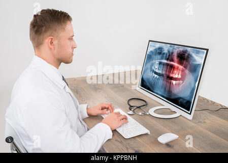 Doktor an Zähne X-ray Stockfoto