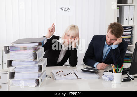 Zwei Geschäftsleute, die weiße Fahne mit Hilfe Text Stockfoto