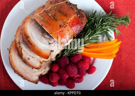 Schweinefleisch mit Himbeeren und Pfeffer auf die weiße Platte. Foto. Stockfoto