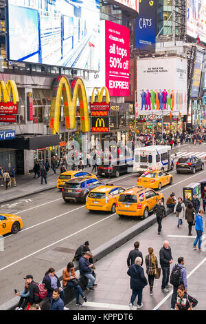 Blick auf den Times Square, 7th Avenue Gebäude und Verkehr mit Menschen zu Fuß auf Pflaster, New York, USA Stockfoto