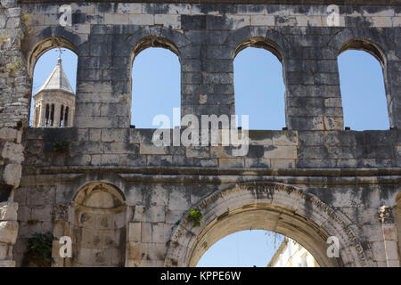 SPLIT, Kroatien - 11. AUGUST 2017: Diokletian Palast Detail mit Sain Domnous Kirchturm im Hintergrund in Split Stockfoto