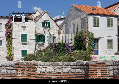 SPLIT, Kroatien - 11. AUGUST 2017: Wohngebäude in Split Stadtzentrum, mit Kletterpflanzen an den Wänden Stockfoto