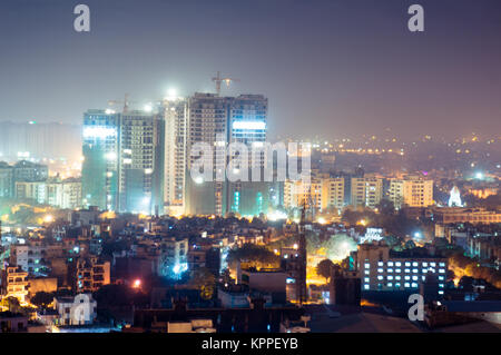 Skyscapers im Bau in der Mitte des kleineren Wohnungen und Büros, die die Stadt Noida und Delhi. Diese neuen Projekte werden zunehmend bauen die ständig wachsende Bevölkerung zu Haus Stockfoto