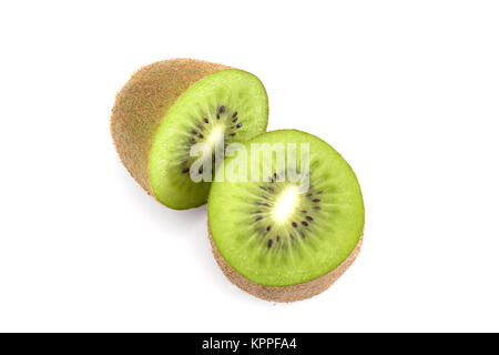Einzigen ganzen Kiwis Halbieren auf weißem Hintergrund Stockfoto