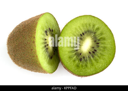Einzigen ganzen Kiwis Halbieren auf weißem Hintergrund Stockfoto