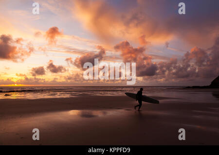 Sonnenuntergang am Strand Porthtowan in Cornwall mit Silhouettiert Surfer. Stockfoto