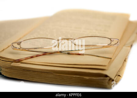 Alte open schäbig Buch und Brille liegen auf es Stockfoto