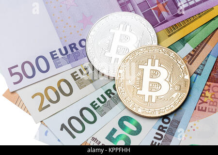 Bitcoins auf Geldscheinen Hintergrund. Stockfoto