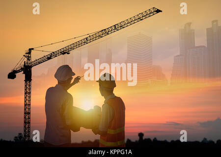 Planung und untersuchen Konzept, Silhouette von zwei businessmans Suchen in der Website von Gebäude, Bau und zu diskutieren. Stockfoto