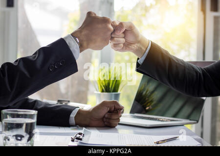 Gruppe von Menschen punch in Büro, Teamarbeit Konzept Stockfoto