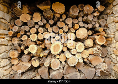 Ein Haufen von gehackten Brennholz im Holzschuppen gespeichert Stockfoto