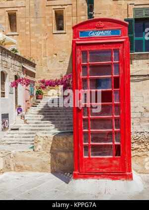VALLETTA, MALTA - 26. JUNI 2012: Eine traditionelle rote Telefonzelle in Valletta, die Hauptstadt von Malta. Stockfoto
