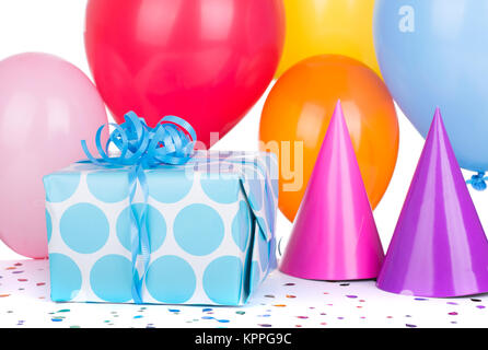 Geburtstag Geschenkbox mit Ballons und Partei Hüte auf weißem Hintergrund Stockfoto