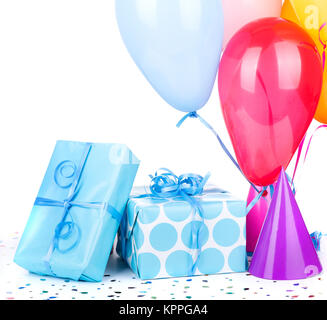Blau Geburtstag Geschenke mit Ballons und Partei Hüte auf weißem Hintergrund Stockfoto