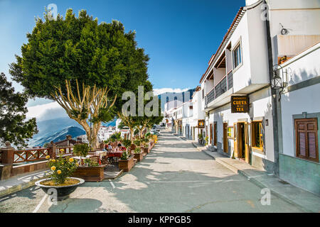 TEJEDA, GRAN CANARIA, SPANIEN - 17. MAI 2016: Hauptstraße in Tejeda Dorf am 17. Mai 2016. in Gran Canaria, Spanien. Stockfoto