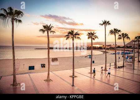 GRAN CANARIA, SPANIEN - 17. MAI 2016: Sonnenuntergang an der Playa de Amadores in Puerto Rico, Gran Canaria am 17. Mai 2016. Spanien Stockfoto