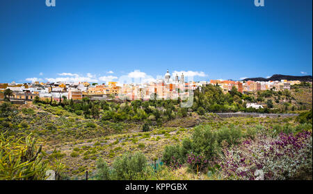 Stadtbild von Agüimes mit Wahrzeichen der Pfarrkirche von San Sebastian. Agüimes, Gran Canaria, Spanien. Stockfoto