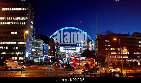 Die Wembley Bogen von der U-Bahnstation vor der Premier League Match zwischen den Tottenham Hotspur und Brighton und Hove Albion im Wembley Stadion in London. 13 Dez 2017 Stockfoto