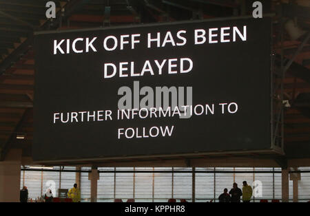 Kick off ist aufgrund eines Stromausfalls verzögert worden ist auf einem Display Board vor der Premier League Spiel in der bet365-Stadion, schüren. Stockfoto