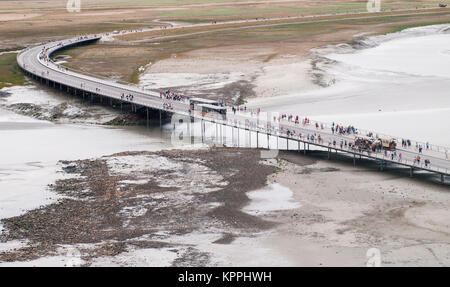 Brücke, die das Festland mit Mont St. Michel bei Ebbe. Blick auf dem Festland. Stockfoto