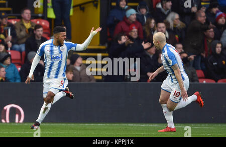 Die Huddersfield Town Elias Kachunga feiert ersten Ziel seiner Seite des Spiels zählen während der Premier League Match an der Vicarage Road, Watford. Stockfoto