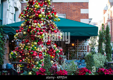 LONDON, VEREINIGTES KÖNIGREICH - Dezember 12th, 2017: Weihnachtsbaum ist außerhalb der Efeu Markt Grill Restaurant in Covent Garden. Stockfoto