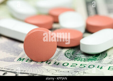 Arzneimittel Kapseln und Tabletten auf dollarscheine Stockfoto