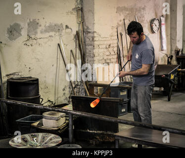 Insel Murano, Italien - 23. April 2017: Glasbläserei Handwerker bei der Arbeit in einer Kristall-Glas-Werkstatt in Insel Murano, Venedig. Murano Glasmacher verwenden Sie die s Stockfoto