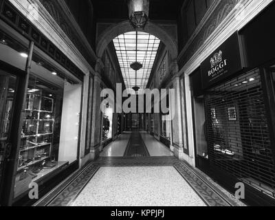 Trento, Italien - 11. November 2017: High Fashion Stores in einer Galerie in der Altstadt von Trento, Italien. Stockfoto