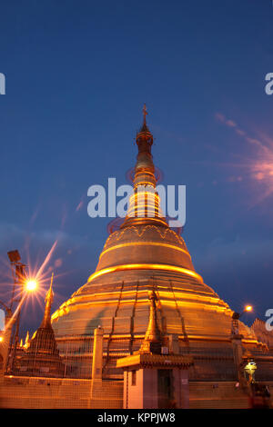 Goldenen Stupa in der Dämmerung an Botataung Pagode, Buddhas erste Heilige Haar Relikt Pagode Yangon (Rangun), Myanmar (Birma). Stockfoto