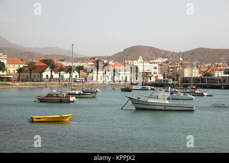 Hafen mit Fischerbooten und dem Wasser von Mindelo auf Sao Vicente, Kap Verde Inseln, Atlantik. Stockfoto