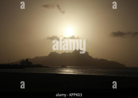 Mit Blick auf den Monte Cara Berg von Mindelo, Sao Vicente, Kap Verde bei Sonnenuntergang. Stockfoto