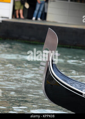 Charakteristische Front der venezianischen Gondel Stockfoto