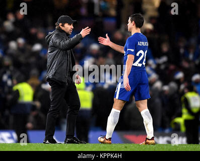 Chelsea manager Antonio Conte (links) schüttelt Hände mit Chelseas Cesar Azpilicueta (rechts) nach dem letzten Spiel in der Premier League an der Stamford Bridge, London pfiff. Stockfoto