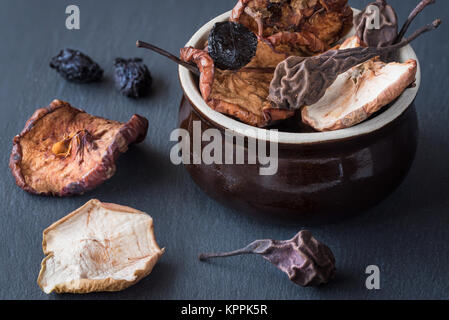 Getrocknete Früchte: Äpfel, Birnen und Pflaumen ideal für festliche Kompott, polnische traditionelle Weihnachten trinken. Stockfoto