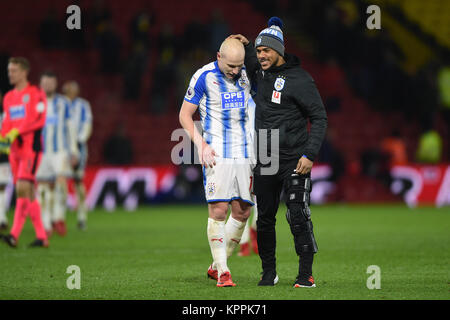 Die Huddersfield Town Elias Kachunga (rechts) und Aaron Mooy feiern Sieg nach der Premier League Match an der Vicarage Road, Watford. Stockfoto