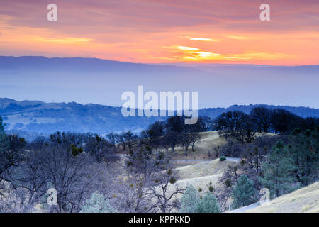 Winter Sonnenuntergang Blick vom Mount Hamilton. Stockfoto