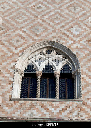 Gotisches Fenster von Doge's Palace - Venedig Stockfoto