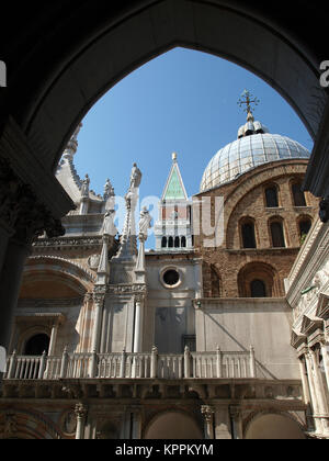 Venedig - Skulpturen aus dem Innenhof des Palastes des Dogen über die Kuppeln der Saint Mark's Basilika Stockfoto