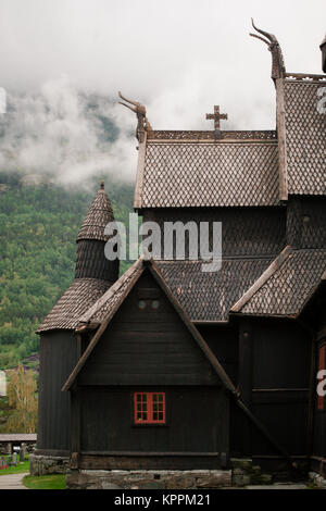 Majestic Holzbau von Lom Stabkirche von Nebel steht unter den ältesten Stabkirchen in Norwegen umgeben Zurück zum 12. Jahrhundert Stockfoto