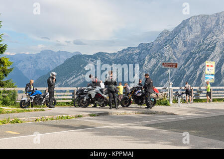 Motorradfahrer am Parkplatz Rossfeld panorama Straße über Deutsche Berge Stockfoto