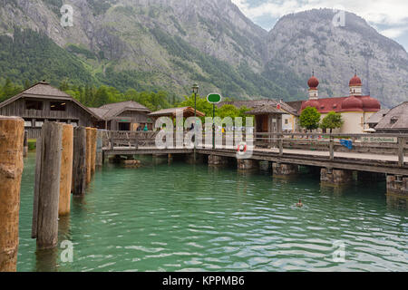 Bootssteg mit Menschen, die in St. Bartholomä Konigssee, Deutschland Stockfoto