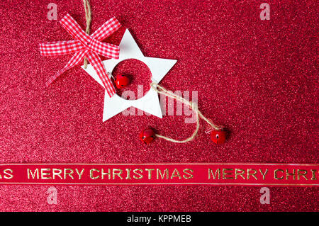 Weihnachtskarte mit roten Verzierungen auf glänzenden Hintergrund Stockfoto