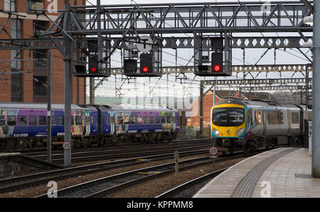 Trans Pennine Express und nördlichen Arriva Schiene Nord Dienstleistungen Pass am Bahnhof Leeds Stockfoto