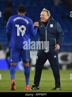 Cardiff City Manager Neil Warnock feiert seine Mannschaften während der Sky Bet Championship Match in Cardiff City Stadion gewinnen. Stockfoto