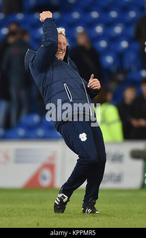 Cardiff City Manager Neil Warnock feiert seine Mannschaften während der Sky Bet Championship Match in Cardiff City Stadion gewinnen. Stockfoto