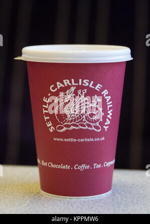 Vereinbaren und Carlisle Railway Branded heiße Getränke Tee, Kaffee, heiße Schokolade Tasse serviert auf einem Northern Rail Service Zug Stockfoto