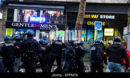 Auseinandersetzungen zwischen Polizei Offiziere und jungen kommunistischen Militanten, Lyon, Frankreich Stockfoto
