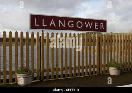 Llangower Bahnhof, Bala Lake Railway Station Name Board, den See und die Berge hinter, Winter Pflanzen in Töpfen Stockfoto