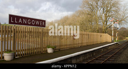 Llangower Bahnhof, Bala Lake Railway Station Name Board, den See und die Berge hinter, Signale am Ende der Plattformen Stockfoto